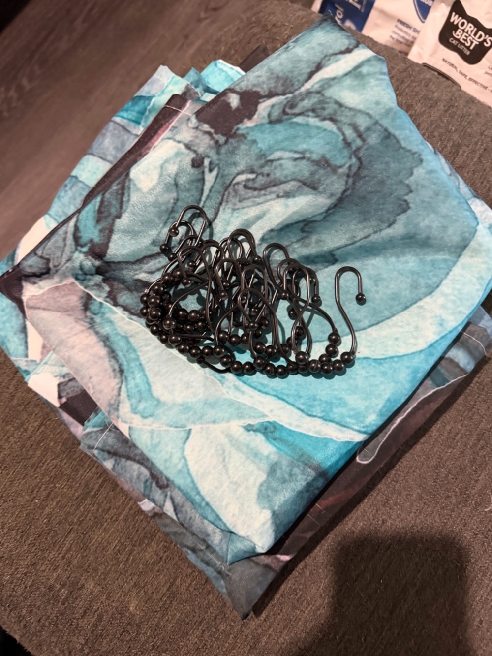🌿 Stylish Floral Shower Curtain with Black Metal Hooks – Fresh & Modern Look! - Picture 2 of 2